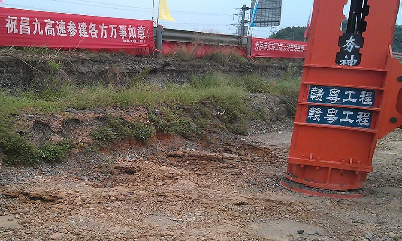 昌九高速中高速液壓夯實機的應(yīng)用（夯神HC36液壓夯機高速公路施工方法）